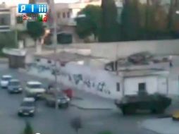 Imagen de televisión que muestra el momento en que las fuerzas sirias abren fuego contra residentes de Homs. EFE  /