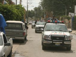 Elementos de la Policía municipal de Zapopan, Guadalajara y de la SVyT acuden al lugar para apoyar uniformados estatales. ARCHIVO  /