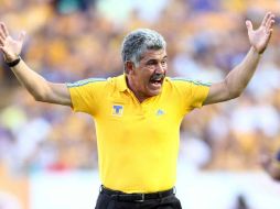 El técnico de los 'felinos' durante el partido contra San Luis durante la semana 5 del Apertura 20111. MEXSPORT  /