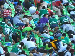 Los aficionados que acudieron al Estadio Corona supieron cómo reaccionar ante la crisis. EL UNIVERSAL  /
