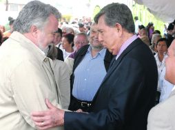 Cuauhtémoc Cárdenas dialoga con Alejandro Encinas, en el evento para recordar a Heberto Castillo. EL UNIVERSAL  /