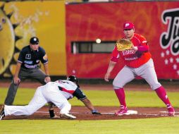 Japhet Amador (der.) y los Diablos Rojos tienen una misión difícil de remontar la serie. MEXSPORT  /