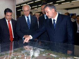 Emilio González (i) participa en la Segunda Jornada de Saneamiento SIAPA 2011, junto a César Coll y Aristóteles Sandoval. ESPECIAL  /