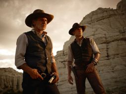 Harrison Ford y Daniel Craig llevan a la pantalla un filme híbrido dirigido por el realizador de Iron Man. ESPECIAL  /