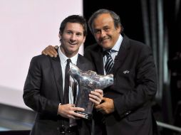 El jugador argentino, Lionel Messi, recibe el premio de la mano del presidente de la UEFA, Michelle Platini. REUTERS  /