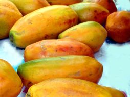La FDA realizó análisis a muestras de papaya en las que encontró una tasa de contaminación de 15.6 por ciento. ARCHIVO  /