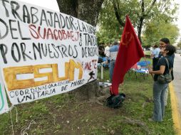 Una comitiva de profesores del COBAEJ ha mantenido un plantón durante dos días a las afueras de Casa Jalisco. A. GARCÍA  /