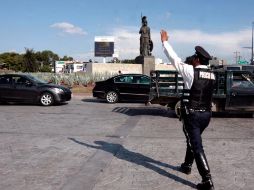 En la recién abierta Glorieta Minerva, falta el balizamiento para marcar los carriles. A. CAMACHO.  /