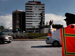 Agentes viales se han apostado en la Minerva para agilizar el tránsito de automotores. A. HINOJOSA  /