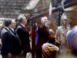 Emilio González sostiene la Antorcha Panamericana. En la imagen lo acompañan, Enrique Peña Nieto, entre otros. S. NÚÑEZ  /