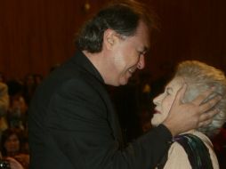 Aurora Serratos y su hijo Guillermo Salvador, en el acto realizado en el Paraninfo de la UdeG. E. FLORES  /