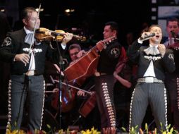 El Mariachi Vargas encendió el ánimo del público asistente a la primera Gala del Encuentro Internacional del Mariachi. A. HINOJOSA  /