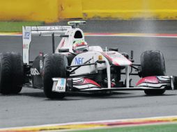 Sergio Pérez y el resto de los pilotos Fórmula Uno enfrentaron condiciones climatológicas complicadas en el circuito. EFE  /