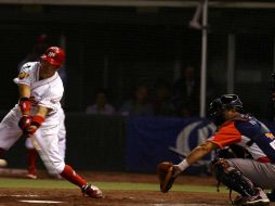 Alexis Gomez (Izq) de los Diablos Rojos e Iker Franco de los Tigres en tercer juego. MEXSPORT  /