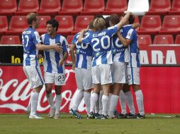 Jugadores de la Real Sociedad, celebran el gol marcado por su compañero, el delantero Imanol Agirretxe, ante el Sporting. EFE  /