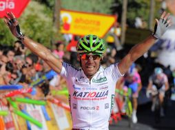 El ciclista  Joaquim 'Purito' Rodríguez, conquista el tramo entre Talavera de la Reina y San Lorenzo del Escorial. AFP  /
