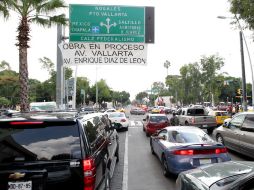 Intensa carga vehicular se registró por las obras de repavimentación en el cruce de Avenida Vallarta y Enrique Díaz de León. M. FREYRÍA  /