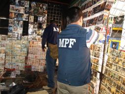 Retiraron del comercio informal 194 mil 748 piezas de material apócrifo en diversos tianguis de la ZMG.  /