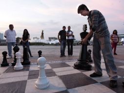 La peatonalización de La Minerva abrió espacio para diversas actividades, entre ellas un juego de ajedrez gigante. A. HINOJOSA  /
