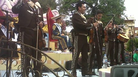 Mariachis avanzaron por la Avenida 16 de Septiembre al ritmo de 'El Rey' y hasta 'Noa Noa'. V. MELÉNDEZ  /