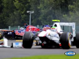 Sergio Pérez (der.), de la escudería Sauber, tras su accidente con el suizo Sebastien Buemi. EFE  /