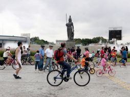 La llovizna de hoy no impidió que los tapatíos acudieran a la Glorieta Minerva. A. HINOJOSA  /