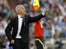 El entrenador del Real Zaragoza durante el partido contra el Real Madrid da indicaciones a su equipo. AFP  /