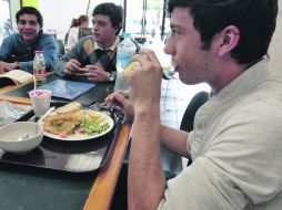 En los últimos años, las universidades se han apoyado en sus departamentos de nutrición para ofrecer alimentos balanceados. A. HINOJOSA  /