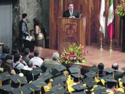 El legislador invitó a sus ahijados de la licenciatura semiescolarizada en Derecho, a trabajar arduamente. A. HINOJOSA  /