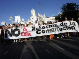 Los manifestantes cargan una pancarta donde muestran su repudio a los cambios en la Constitución española. REUTERS  /