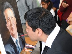 Santiago Guillermo pinta especialmente bodegones, pero ahora se está especializando en retratos. EFE  /