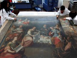 Especialistas del INAH realizan trabajos de restauración en serie de óleos novohispanos. EL UNIVERSAL  /