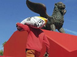 Los encargados de dar los últimos detalles trabajan a toda prisa previo al arranque del encuentro. EFE  /