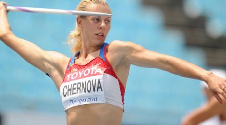 Tatyana Chernova durante el lanzamiento de jabalina en el heptatlón del Mundial de Daegu. AFP  /