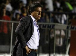 El técnico 'emplumado' durante el juego de 'sus' Estudiantes contra Atlante. MEXSPORT  /