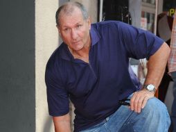 Ed O’Neill repartió autógrafos a los fanáticos que acudieron a la ceremonia en el Paseo de la Fama. AFP  /