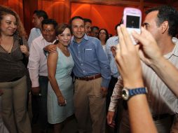 Josefina Vázquez Mota posa con uno de sus seguidores en una de sus visitas a Jalisco. E. PACHECO  /