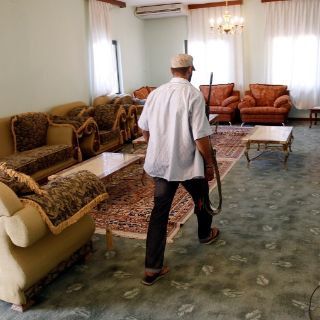 Las casas abandonadas de los Gadhafi muestran una vida lujosa