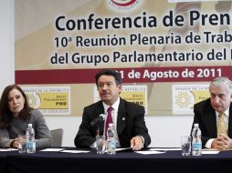 Los Senadores, María Rojo, Carlos Navarrete y Arturo Nuñez, durante la confernecia de prensa. NOTIMEX  /