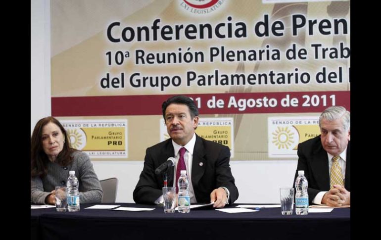 Los Senadores, María Rojo, Carlos Navarrete y Arturo Nuñez, durante la confernecia de prensa. NOTIMEX  /