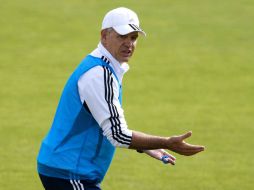 Javier Aguirre da instrucciones a su equipo el Real Zaragoza. EFE  /