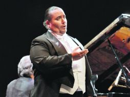 El tenor José Luis Duval fue uno de los artistas que participó en el recital. M. FREYRÍA  /