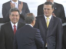 Calderón  (i), saluda a Ebrard (d), al finalizar su mensaje a la Nación en el Museo de Antropología. EFE  /