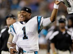 Cam Newton, tiró su primer pase de touchdown como profesional durante el encuentro con los Acereros. AP  /