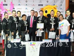 Carlos Andrade Garín (centro de corbata) entregó la distinción al conjunto. E. PACHECO  /