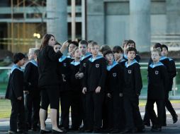 Los Niños Cantores de Viena deleitaron al público que se congregó a la Plaza del Bicentenario. E BARRERA  /