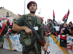Un rebelde libio vigila durante una manifestacion contra el  Muamar Gadhafi. EFE  /