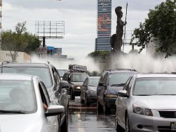 El concreto estampado mojado por la lluvia y los semáforos descompuestos generaron intenso caos vial en La Minerva. A. HINOJOSA.  /