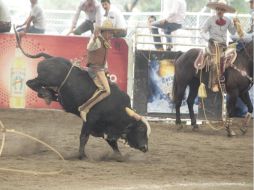 Hacienda Vieja destacó en la 'terna y jineteo de toro'. EFEL INFORMADOR  /