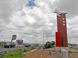 La escultura del taekwondoín se aprecia en el puente elevado de Lázaro Cárdenas y 18 de Marzo.  S. NÚÑEZ.  /